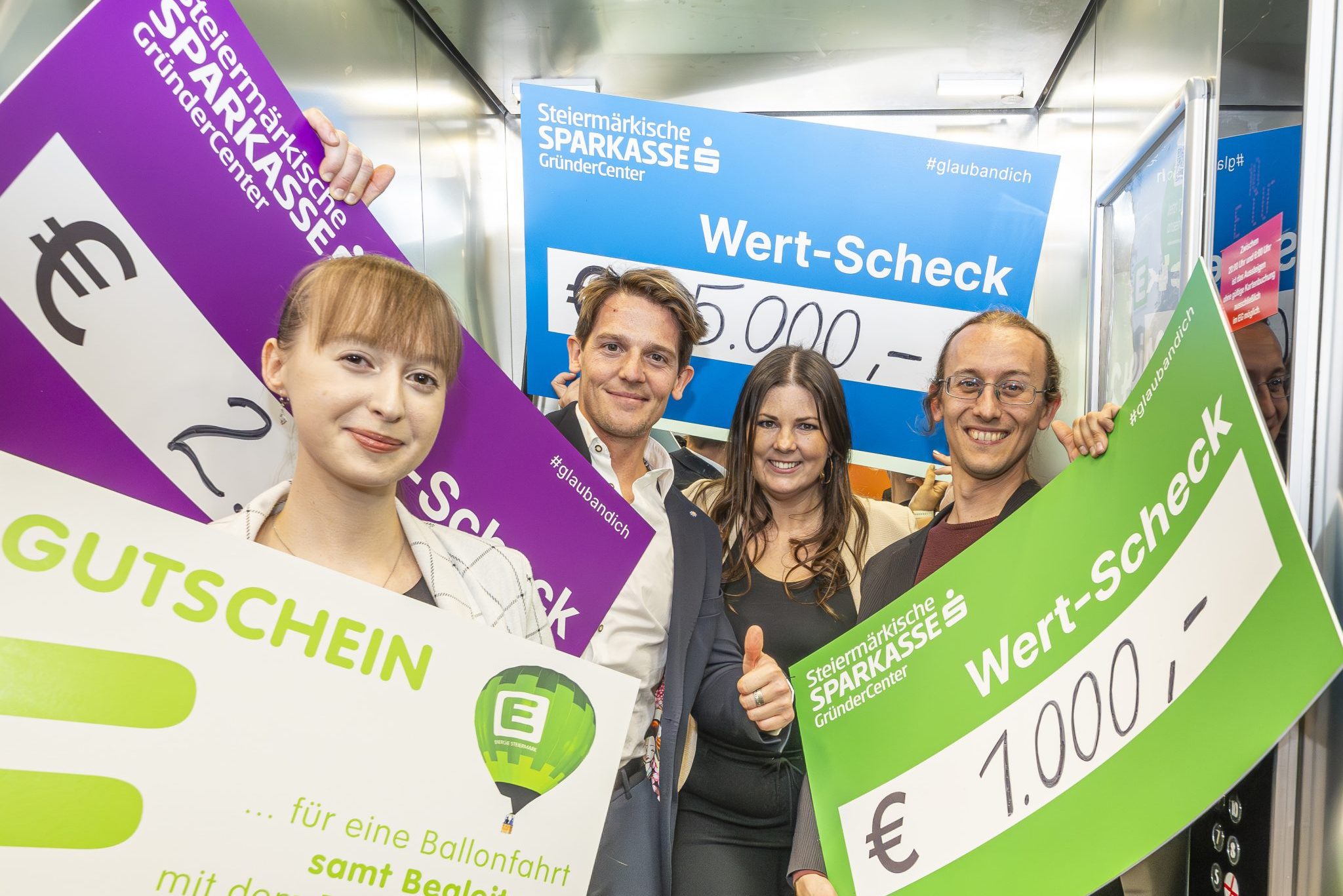 Die stolzen Gewinner von 2024: V.l.n.r.: Caroline Uran (Siegerin Schülerwertung), Markus Schmoltner (Platz 2) Cornelia Leitner (Platz 1) Christoph Winkler-Hermaden (Platz 3)